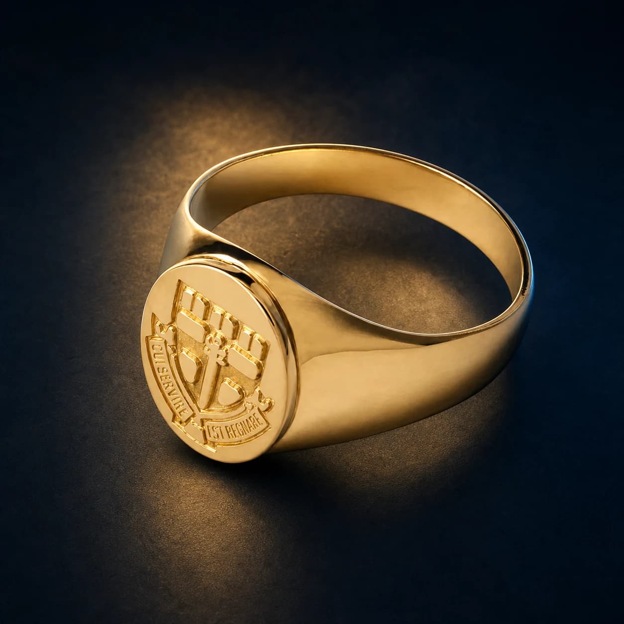 Men's 18k Gold Ring with an engraved school crest